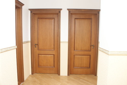 Классические двери в коридоре