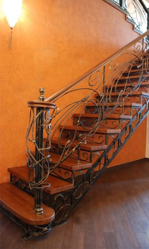 Комбинированные лестницы из металла и дерева