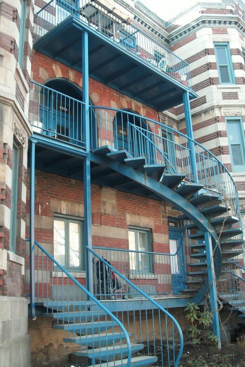 Уличные металлические лестницы на второй этаж