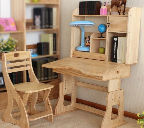 деревянный столик в детскую