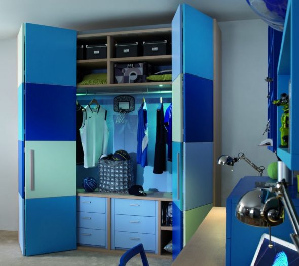 Удобный и функциональный шкаф в комнату для мальчика