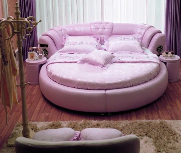 Дизайн очень нежной спальни с необычной кроватью круглой формы