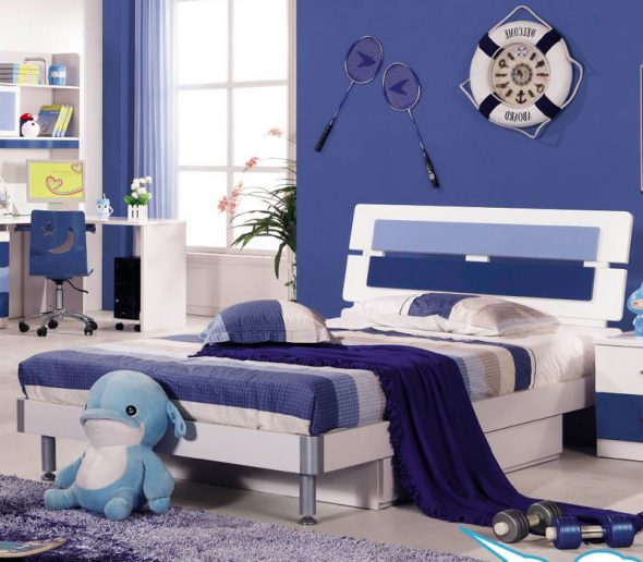Кровать в бело-голубых тонах