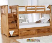 Деревянная кровать в два яруса с удобной лестницей