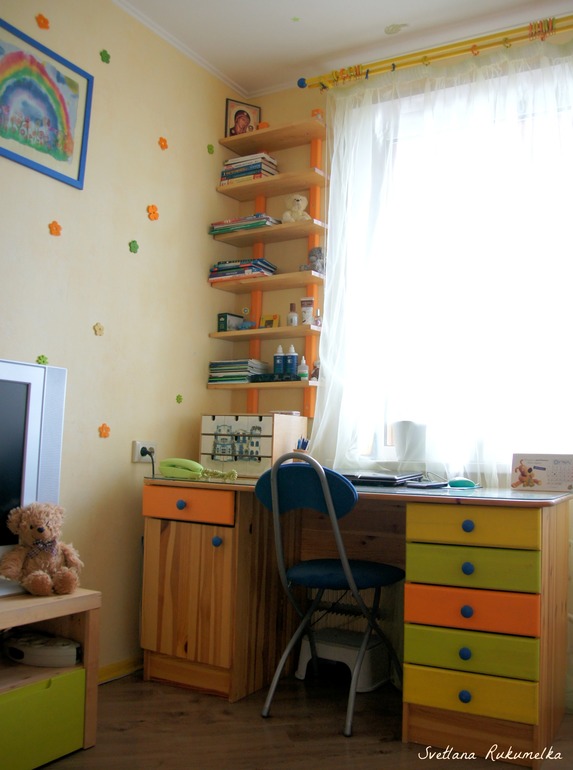 Детская комната для первоклассницы.