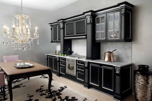 Интерьер кухни черного цвета в классическом стиле