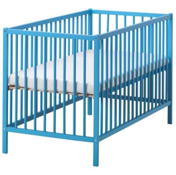 синяя кроватка ИКЕА для новорожденного