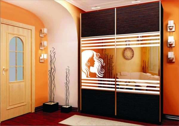 шкаф с пискоструйным рисунком в гостиной в современном стиле