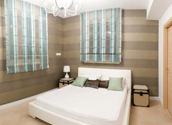 Короткие римскеие шторы в спальню до подоконника бирюзово – коричнево – серого цвета