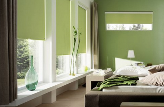 Короткие шторы в спальню до подоконника ядовито - зелёного цвета