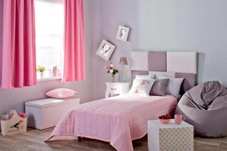 Розовые шторы короткие в спальне до подоконника