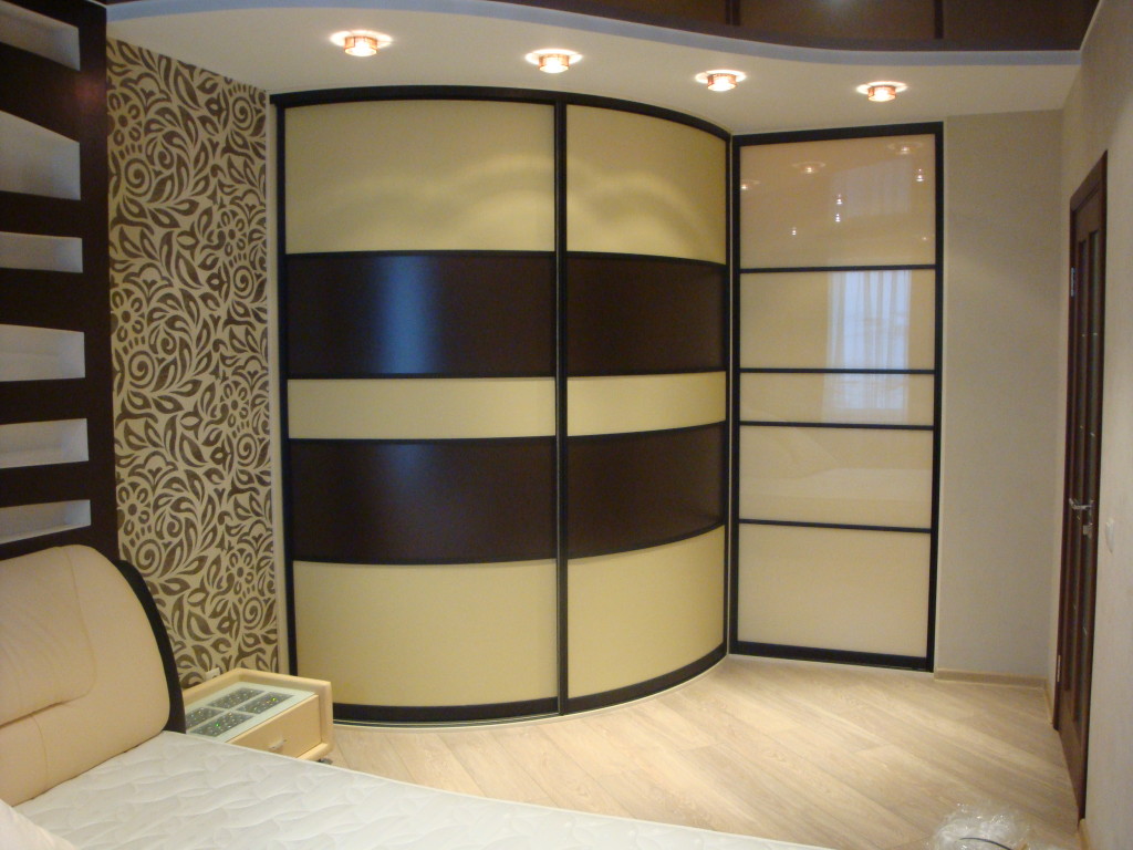 Дизайн радиусного шкафа в интерьере спальни