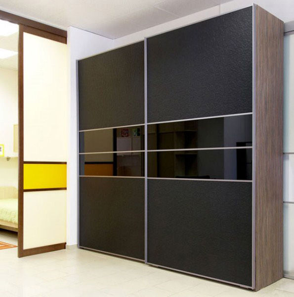 В дизайне данного шкафа присутствуют кожаный фасад, прекрасное сочетание в интерьере помещения