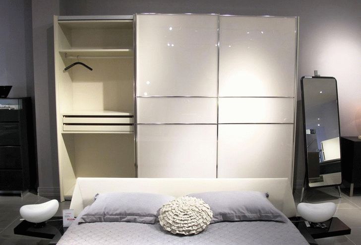 Белый цвет и элементы хрома интересная дизайнерская подборка украшают шкаф спальни