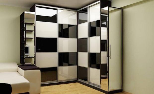 Угловой шкаф с черно белыми элементами в дизайне прекрасное решение для спальни 