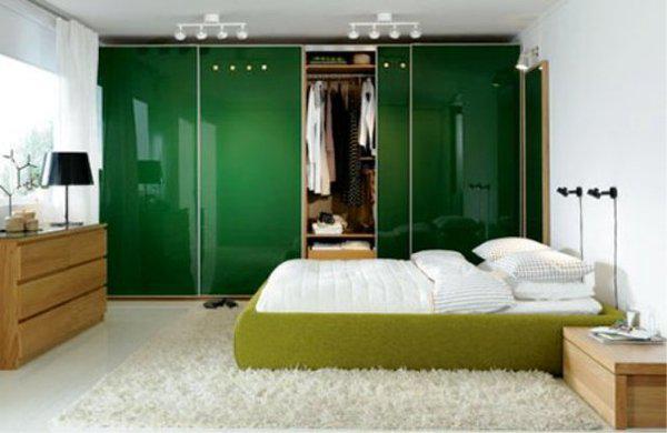 Дизайн вместительного шкаф зелёного цвета подобран с учётом пожеланий хозяина, и сразу же приковывает к себе взгляд в комнате