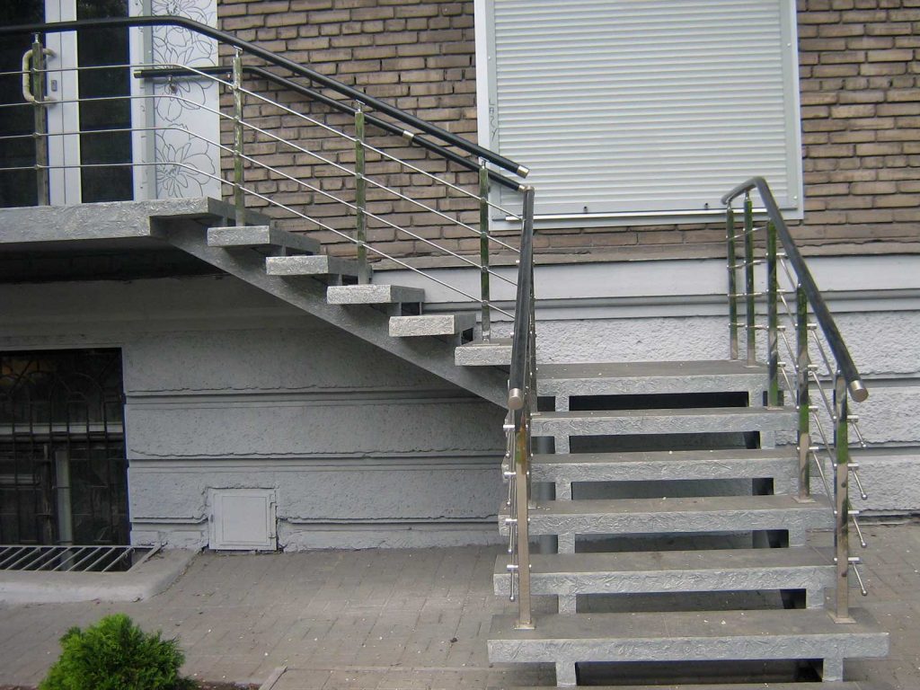 Наружная лестница в частный дом