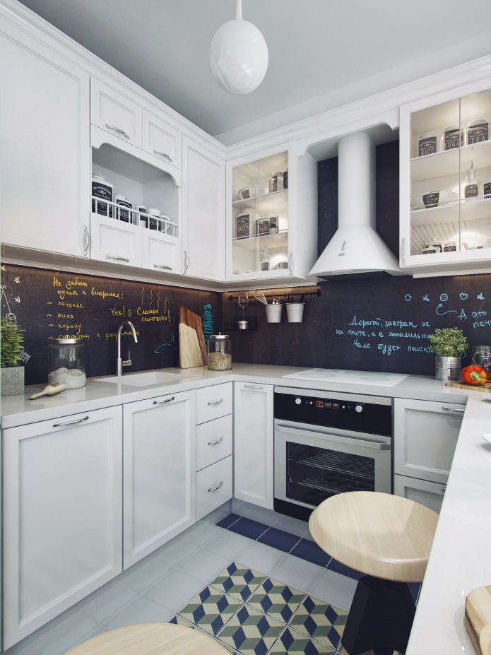 интерьер кухни с белым кухонным гарнитуром
