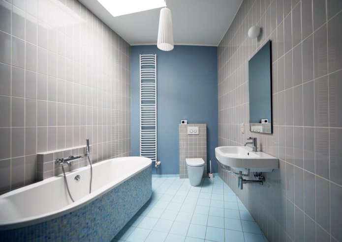 серая плитка в ванной комнате в сочетании с голубыми стенами