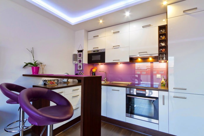 Дизайн кухни с барной стойкой в бело-фиолетовых тонах