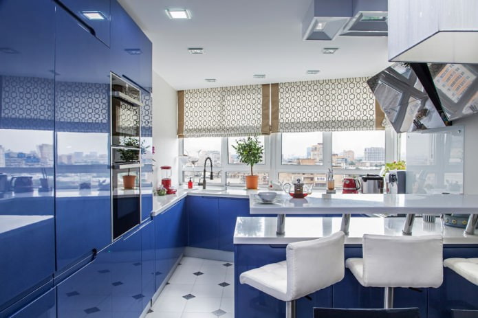 римские шторы в кухне с синим гарнитуром