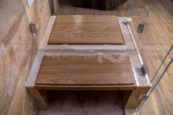 лавка в душевой кабине в дизайне большой ванной комнаты