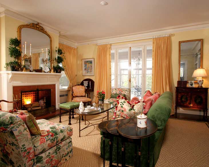 персиковый цвет классической гостиной, персиковые плотные шторы