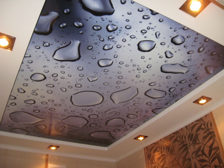 Гигантские капли дождя на «прозрачной поверхности стекла»