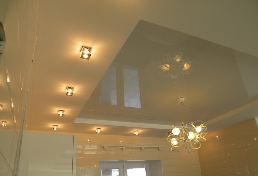 Многоуровневый потолок из глянцевой ПФХ пленки с прожекторами