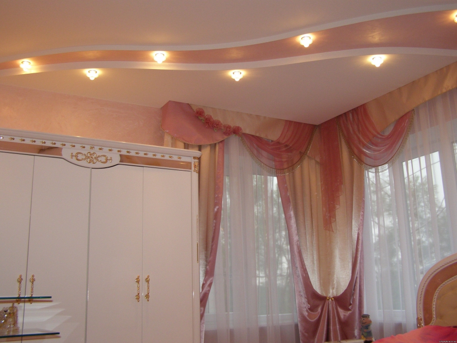 Фото гостиной в персиковых тонах с натяжным потолком под кожу