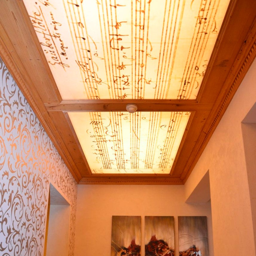 Виниловый потолок с эффектом подсветки и напечатанным рисунком