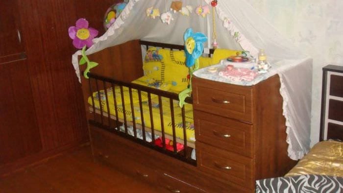 Детская кровать с удобным комодом 