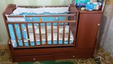 Детская кровать трансформер с встроенным пеленальным столиком 