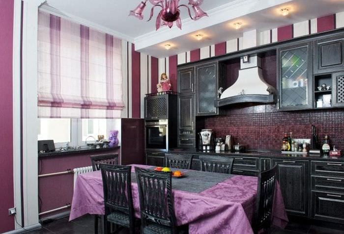 яркий декор кухни в фиолетовом цвете