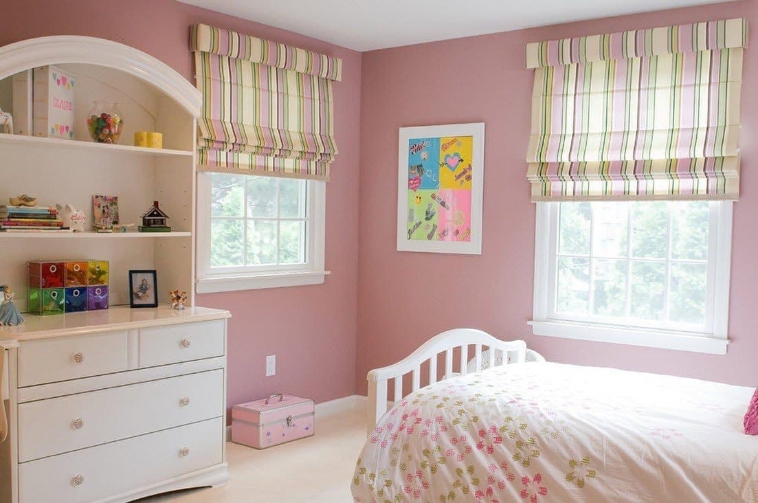 Чудесное сочетание римских штор с общим интерьером детской комнаты для девочки