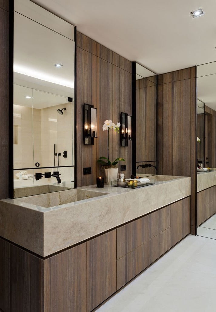 Уютный интерьер ванной комнаты выполненный в теплых оттенках коричневого цвета
