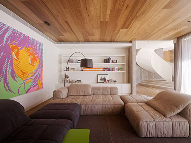 Вот такой потолок из недорогих пород дерева украсит любой частный дом.