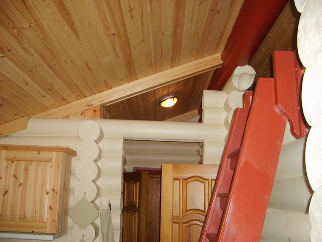 Русский стиль в интерьере и деревянные потолки как никогда актуальны.