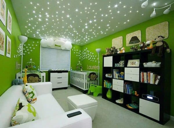Точечные светильника на потолке в детской комнате