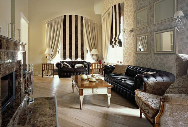 Сочетание римских штор и традиционных портьер в интерьере гостиной