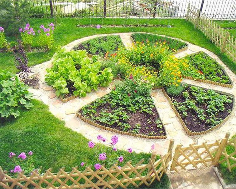 Чтобы огород сочетался с садом, его можно декоративно оформить
