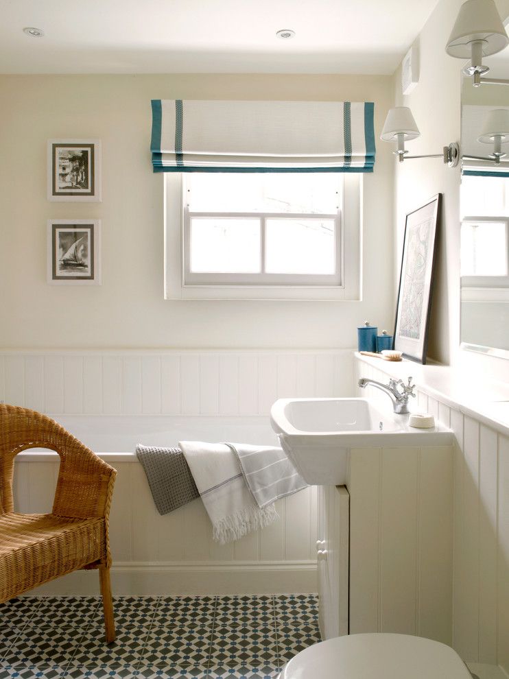Пример удачного использования рулонных штор в ванной комнате