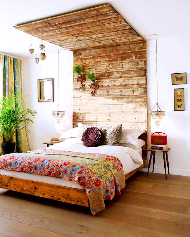 Настоящий природный уголок можно создать даже дома, добавив элементы флоры в дизайн деревянной кровати