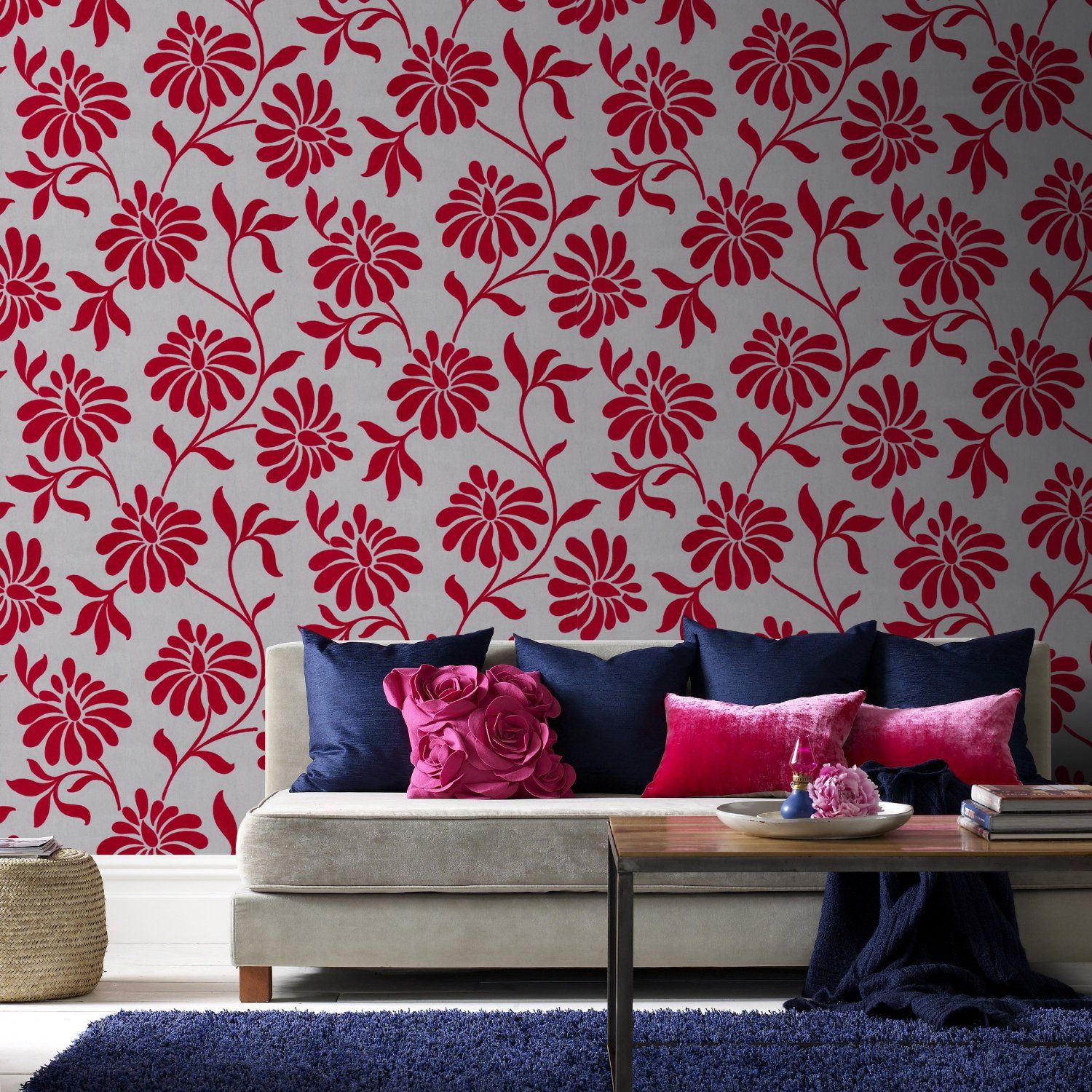 Эффектный контраст между цветами на стене и диванными подушками
