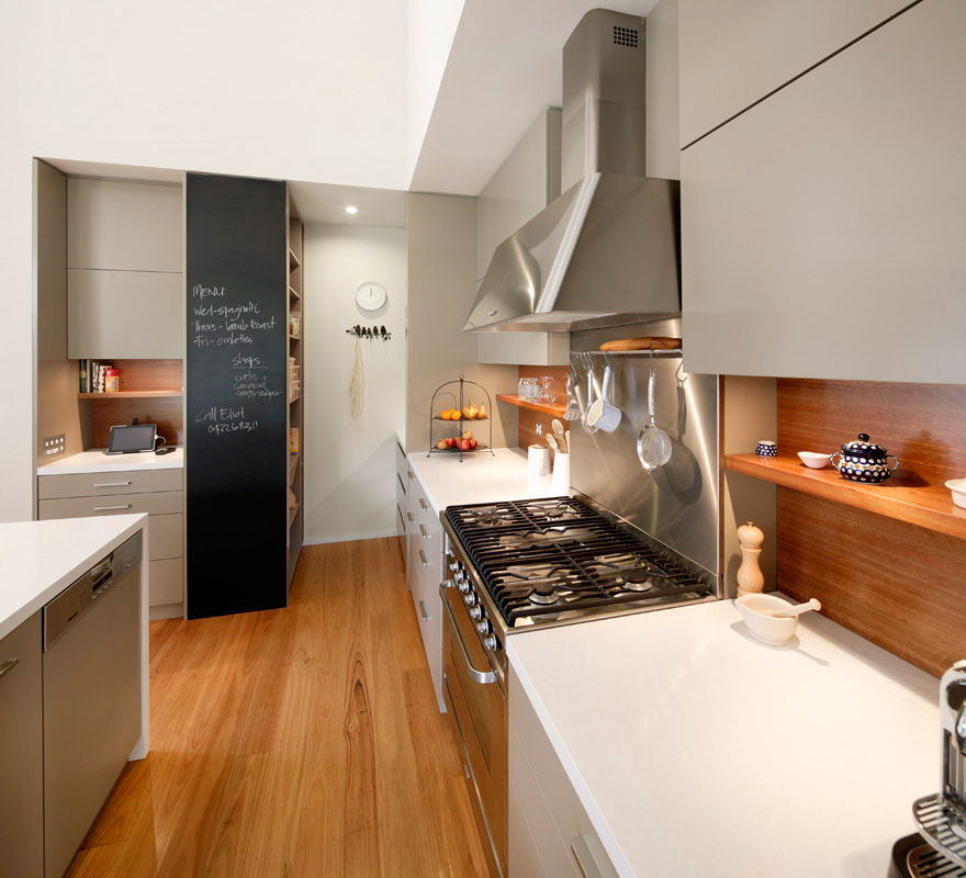 Современный стиль для кухни - это простота форм, прямые линии и конечно же белый цвет столешницы