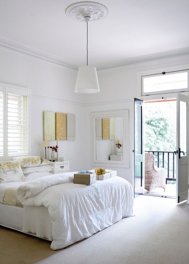 Уютная белоснежная спальня с покрашенным потолком водоэмульсионной краской