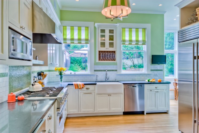 Яркие шторы добавят сочности вашей кухне