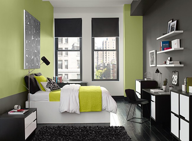 Пастельно-салатовый и темно-серый выглядят красиво и контрастно и разделяют спальную и рабочую зоны