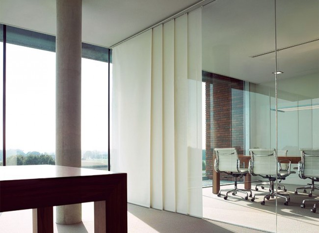 Стеклянные перегородки и японские панельные шторы для создания приватных зон в офисном пространстве