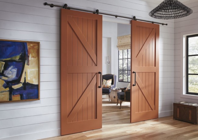 Светло-коричневые межкомнатные двери в деревенском стиле